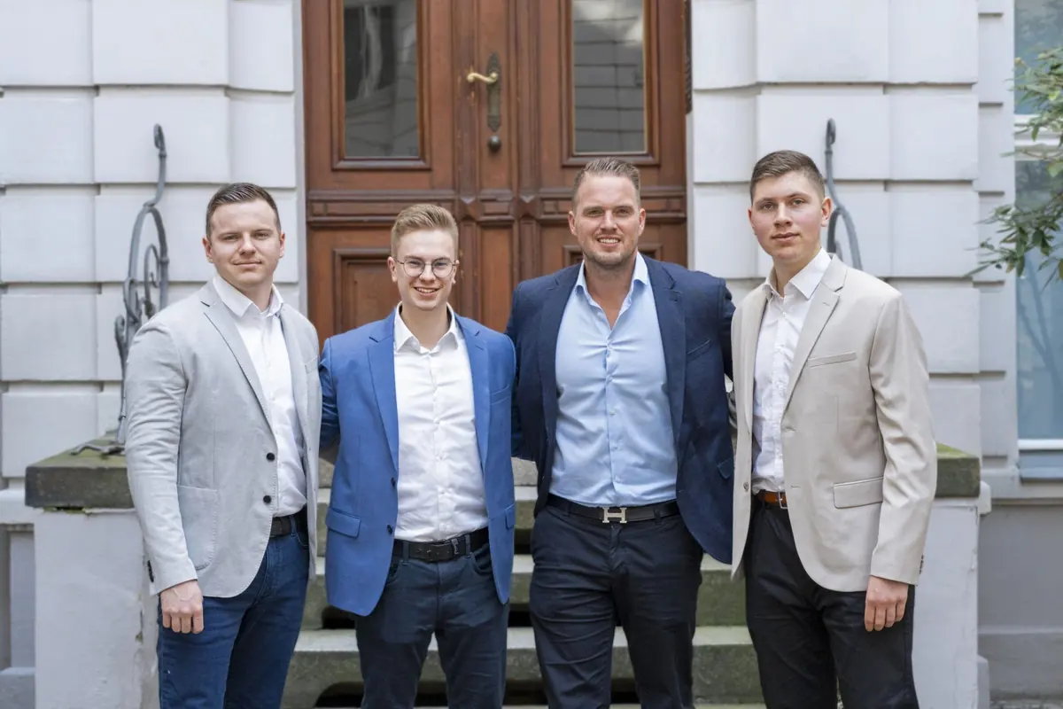 Das Team von EMI vor dem Hauseingang
